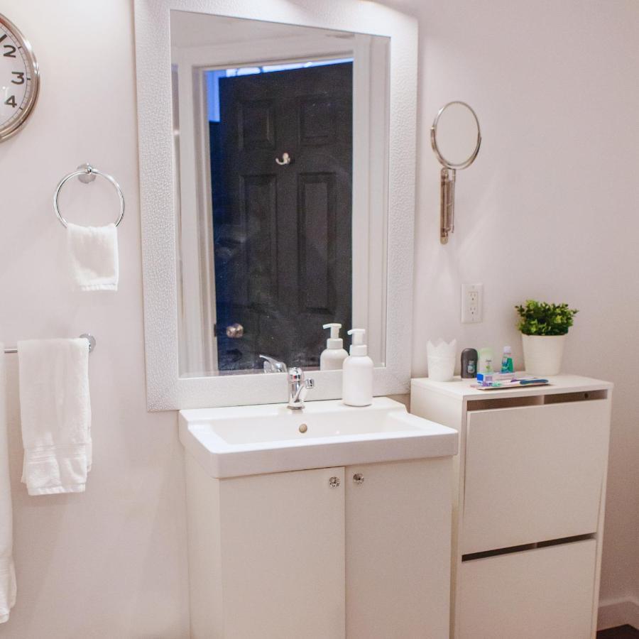 Hip Heritage Main Floor Flat In Downtown District Belleville Ngoại thất bức ảnh