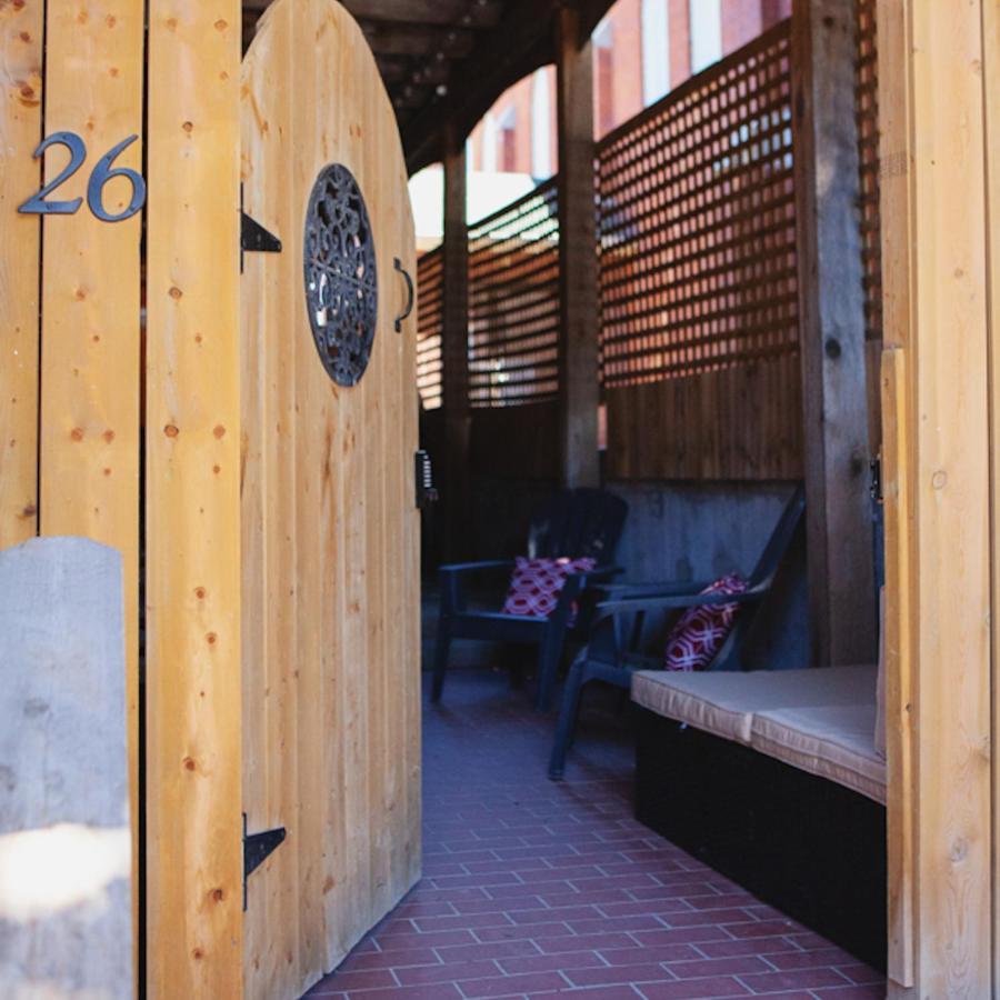 Hip Heritage Main Floor Flat In Downtown District Belleville Ngoại thất bức ảnh